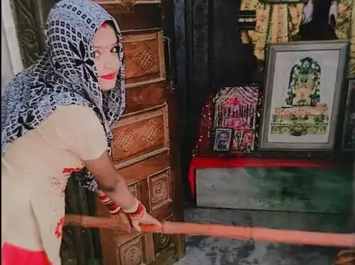 पहिए में साड़ी फंसने से बाइक से गिरी महिला को गाड़ी ने कुचला- पति.... पहिए में साड़ी फंसने से बाइक से गिरी महिला को गाड़ी ने कुचला- पति....