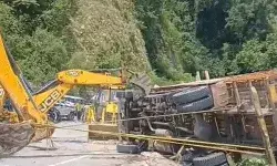 UP के कांवड़ियों का ट्रक पलटा- कई की मौत- जल भरने जा रहे थे गंगोत्री UP के कांवड़ियों का ट्रक पलटा- कई की मौत- जल भरने जा रहे थे गंगोत्री