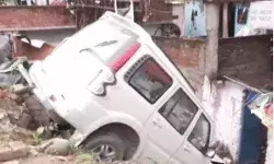 ब्लॉक प्रमुख का स्टीकर लगी स्कॉर्पियो घर में घुसी- मिली बीयर की ....