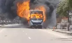 हाईवे पर आग का गोला बनी बस- धूं धूं करके जली चलती बस हाईवे पर आग का गोला बनी बस- धूं धूं करके जली चलती बस