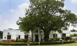 केजरीवाल के बंगले को शीशमहल कहने वाली BJP सीएम के बंगले... केजरीवाल के बंगले को शीशमहल कहने वाली BJP सीएम के बंगले...