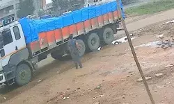 इंतजार में खड़े युवक ने चलते ही ट्रक के नीचे लगाई छलांग- तीन चार....