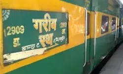 किराया देते हैं- फिर गरीब रथ ट्रेन का नाम सम्मान रथ रखो साहब