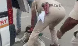 सीएम हाउस घेरने जा रहे छात्रों पर लाठी चार्ज- खूब बरसाए लात घूसे.... सीएम हाउस घेरने जा रहे छात्रों पर लाठी चार्ज- खूब बरसाए लात घूसे....