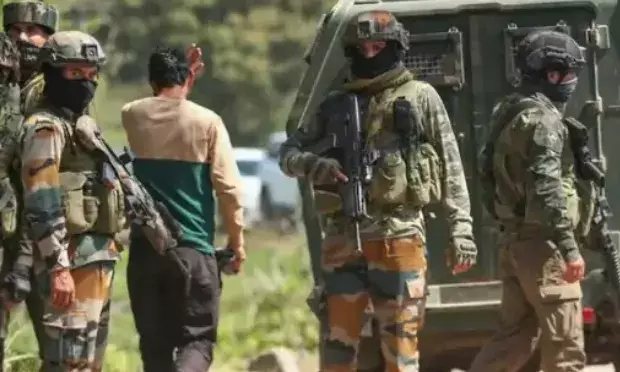 सुरक्षा बलों की आतंकियों से मुठभेड़- कई आतंकियों के जाल में फंसने..