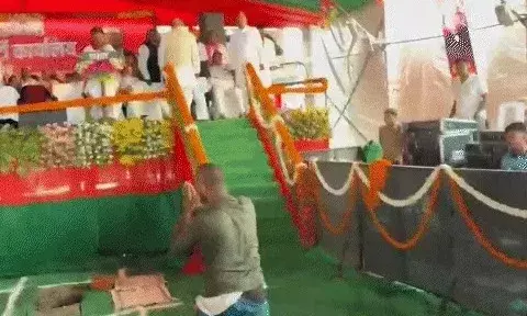 सपा मुखिया की सुरक्षा में सेंध- पुलिस को धक्का व कोहनी मारकर मंच...