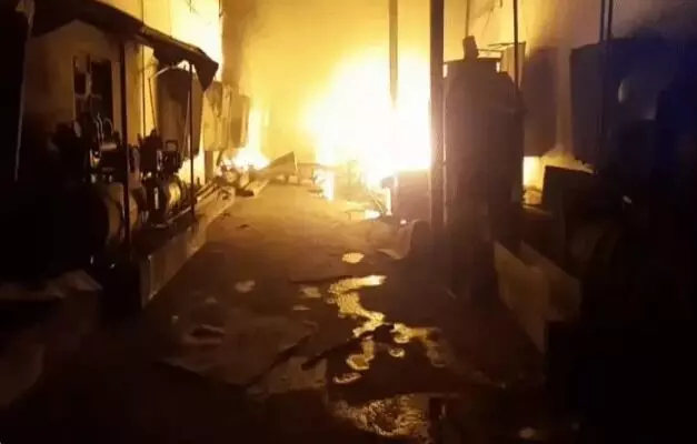 टायर फैक्ट्री में लगी आग- फायर ब्रिगेड की गाड़ियां मौके पर टायर फैक्ट्री में लगी आग- फायर ब्रिगेड की गाड़ियां मौके पर