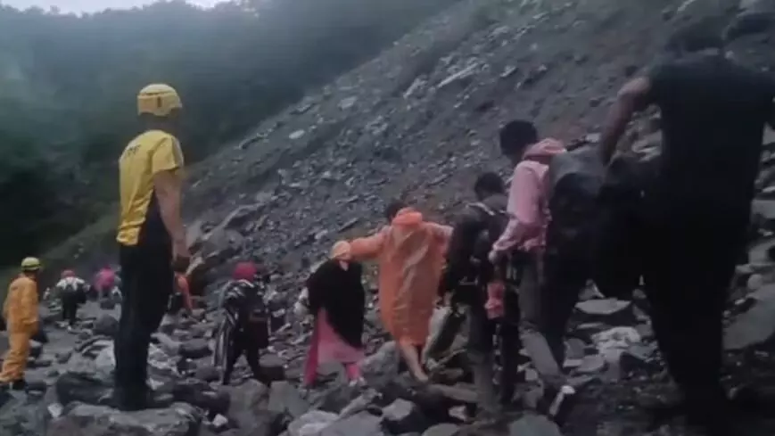 केदारनाथ मार्ग पर लैंडस्लाइड- धाम से लौट रहे आधा सैकड़ा श्रद्धालु फंसे केदारनाथ मार्ग पर लैंडस्लाइड- धाम से लौट रहे आधा सैकड़ा श्रद्धालु फंसे