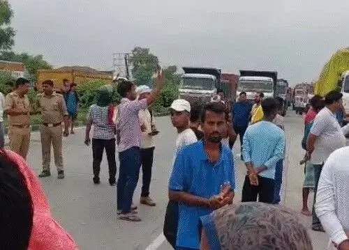MSc की छात्रा का मर्डर-होटल पर बुलडोजर की मांग को लेकर हाईवे जाम MSc की छात्रा का मर्डर-होटल पर बुलडोजर की मांग को लेकर हाईवे जाम