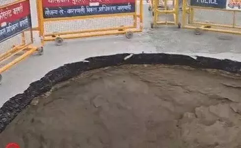 जमीन में अचानक धंसा हाईवे- बेरिकेडिंग के साथ युवक भी गड्ढे में गिरा जमीन में अचानक धंसा हाईवे- बेरिकेडिंग के साथ युवक भी गड्ढे में गिरा