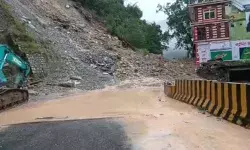 कर्णप्रयाग में फिर भूस्खलन- हाईवे बंद- घरों में घुसा मलबा-फंसे .....