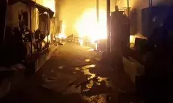 टायर फैक्ट्री में लगी आग- फायर ब्रिगेड की गाड़ियां मौके पर टायर फैक्ट्री में लगी आग- फायर ब्रिगेड की गाड़ियां मौके पर