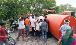 डीजल लूट के लिए ग्रामीणों में मची होड़-पुलिस ने लाठियां फटकार कर खदेड़ा