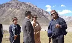 15000 फीट की ऊंचाई पर केंद्रीय मंत्री ने छेडी सुरताल- गाया गाना 15000 फीट की ऊंचाई पर केंद्रीय मंत्री ने छेडी सुरताल- गाया गाना