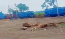 फिर हुआ रेल हादसा- पटरी से उतरी मालगाड़ी- रेलवे ट्रैक हुआ बंद फिर हुआ रेल हादसा- पटरी से उतरी मालगाड़ी- रेलवे ट्रैक हुआ बंद