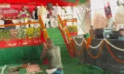 सपा मुखिया की सुरक्षा में सेंध- पुलिस को धक्का व कोहनी मारकर मंच... सपा मुखिया की सुरक्षा में सेंध- पुलिस को धक्का व कोहनी मारकर मंच...