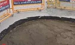 जमीन में अचानक धंसा हाईवे- बेरिकेडिंग के साथ युवक भी गड्ढे में गिरा जमीन में अचानक धंसा हाईवे- बेरिकेडिंग के साथ युवक भी गड्ढे में गिरा