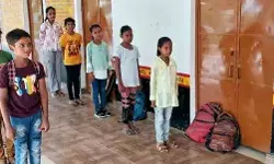 स्कूल विलय का विरोध मुखर- ग्रामीण ने खुद चलाई कक्षाएं- अब DM को..