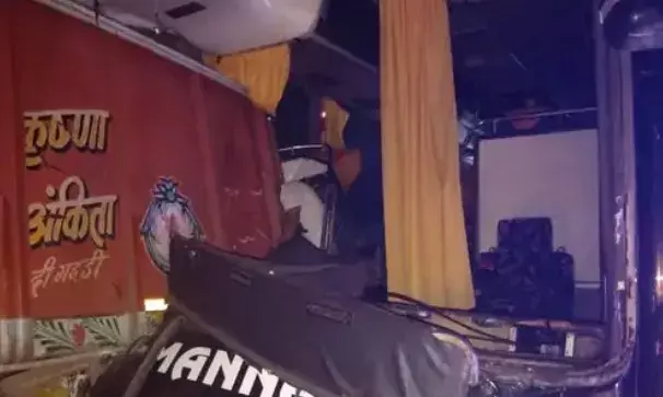 एक्सप्रेस वे पर ट्रक में घुसी लग्जरी बस-केबिन में फंसकर ड्राइवर की..