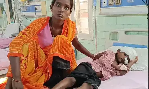 पढ़ाई के लिए बैग लेकर पहुंचे स्टूडेंट पर स्कूल का गेट गिरा-लगे पांच.