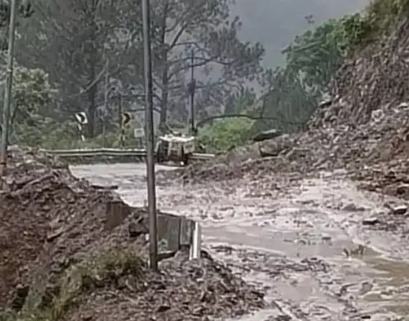 अलकनंदा में उफान-पानी में डूबे मकान-लैंडस्लाइड से बदरीनाथ हाईवे बंद अलकनंदा में उफान-पानी में डूबे मकान-लैंडस्लाइड से बदरीनाथ हाईवे बंद