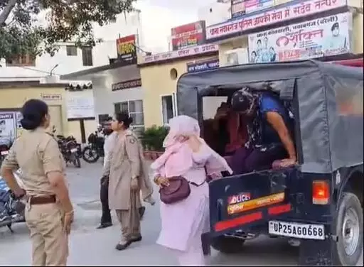 गांव की गालियों तक पहुंचा गरम गोश्त का कारोबार-चार युवतियां एवं एक.. गांव की गालियों तक पहुंचा गरम गोश्त का कारोबार-चार युवतियां एवं एक..