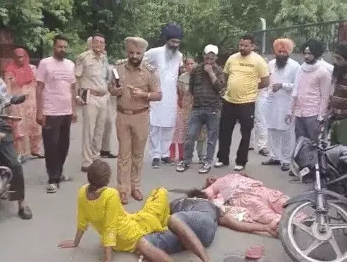 थाने के बाहर 3 को मारी गोली-पत्नी बेटे व पुत्रवधू को पूर्व DSP थाने के बाहर 3 को मारी गोली-पत्नी बेटे व पुत्रवधू को पूर्व DSP