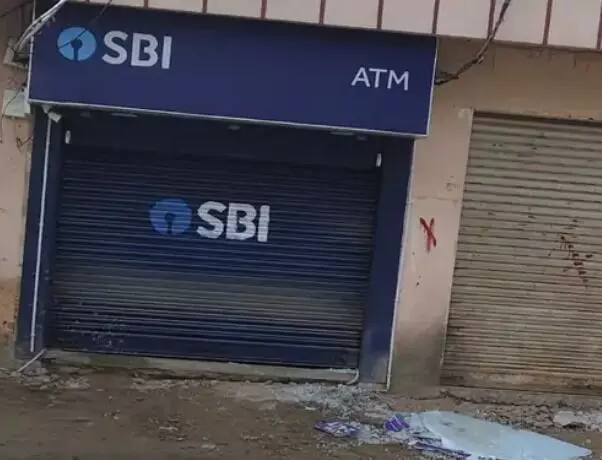 गजब का दुस्साहस- गार्ड को बनाया बंधक- उखाड़ कर ले गए एटीएम गजब का दुस्साहस- गार्ड को बनाया बंधक- उखाड़ कर ले गए एटीएम