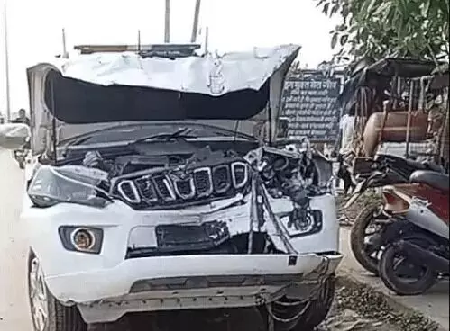 PWD मंत्री के काफिले की गाड़ी का एक्सीडेंट-3 घायल-ट्रक से टकराई गाड़ी PWD मंत्री के काफिले की गाड़ी का एक्सीडेंट-3 घायल-ट्रक से टकराई गाड़ी