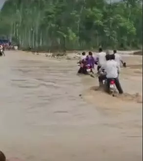 नदी पार करते समय अचानक आए तेज पानी में बाइक समेत बहा युवक