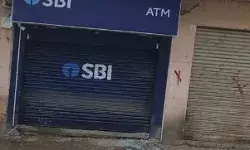 गजब का दुस्साहस- गार्ड को बनाया बंधक- उखाड़ कर ले गए एटीएम गजब का दुस्साहस- गार्ड को बनाया बंधक- उखाड़ कर ले गए एटीएम