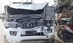 PWD मंत्री के काफिले की गाड़ी का एक्सीडेंट-3 घायल-ट्रक से टकराई गाड़ी PWD मंत्री के काफिले की गाड़ी का एक्सीडेंट-3 घायल-ट्रक से टकराई गाड़ी