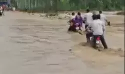 नदी पार करते समय अचानक आए तेज पानी में बाइक समेत बहा युवक नदी पार करते समय अचानक आए तेज पानी में बाइक समेत बहा युवक