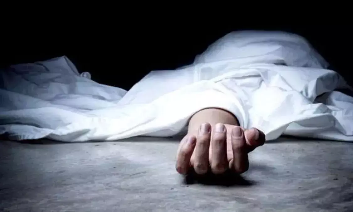 बिजली के खंभे से टकराने पर टैंकर में लगी आग- झुलसकर क्लीनर की मौत