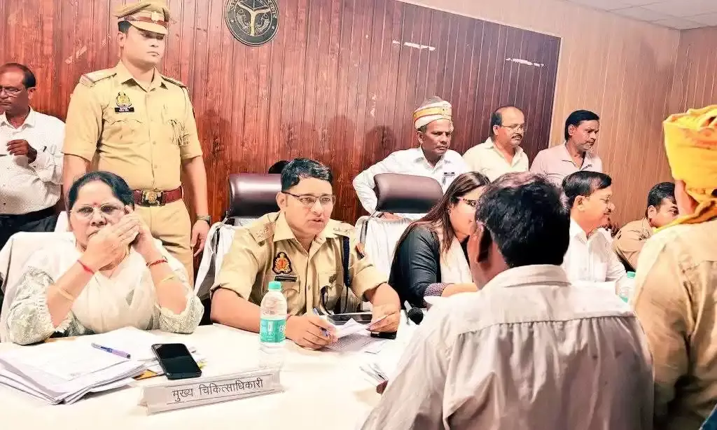 कलेक्टर-कप्तान ने बारीकी से सुनी जनसमस्याएं, अधीनस्थों को दिया ये ..