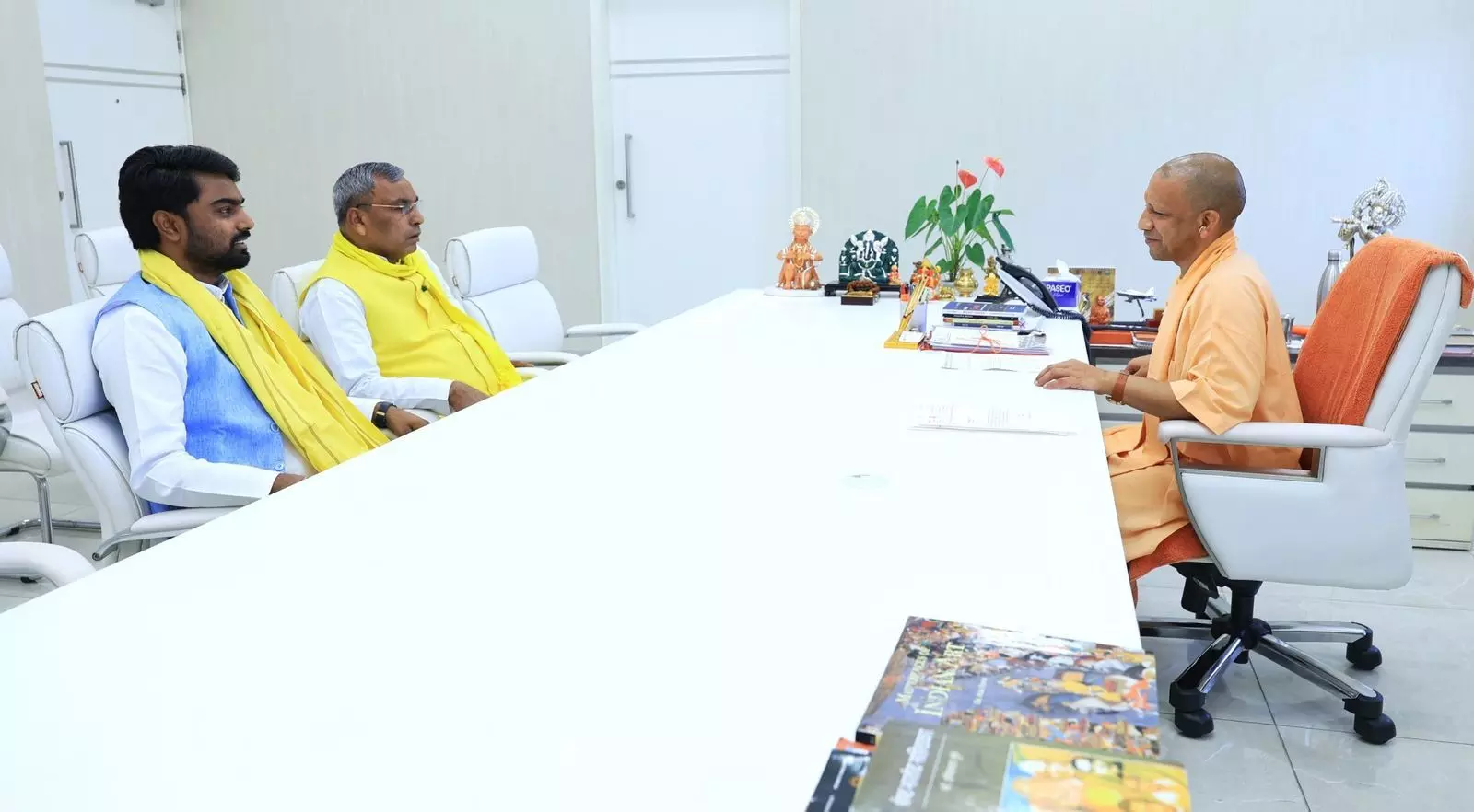 CM से भेंट- राजभर की आरक्षण के आधार पर पंचायत चुनाव कराने की मांग