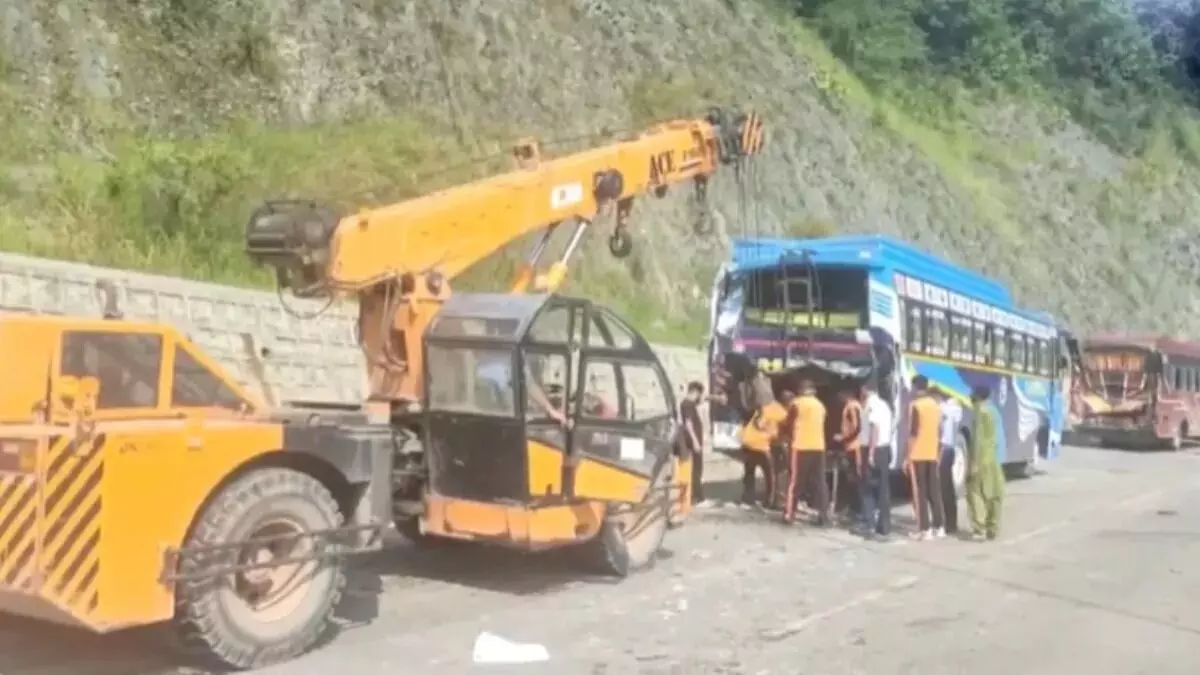 ब्रेक फेल हुए तो आपस में भिड़ गईं 5 बसें- इतने लोग हुए... ब्रेक फेल हुए तो आपस में भिड़ गईं 5 बसें- इतने लोग हुए...