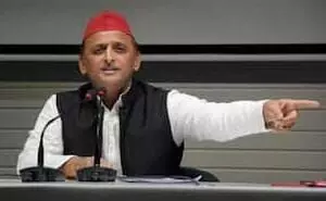 महाराष्ट्र मामले में बोले अखिलेश- समाज में खाई पैदा कर रही BJP महाराष्ट्र मामले में बोले अखिलेश- समाज में खाई पैदा कर रही BJP