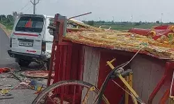 कार और बग्गी में भयंकर भिड़ंत, एक की मौत- चार घायल कार और बग्गी में भयंकर भिड़ंत, एक की मौत- चार घायल