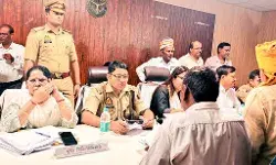 कलेक्टर-कप्तान ने बारीकी से सुनी जनसमस्याएं, अधीनस्थों को दिया ये .. कलेक्टर-कप्तान ने बारीकी से सुनी जनसमस्याएं, अधीनस्थों को दिया ये ..