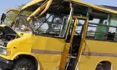 स्कूली बच्चों से भरी बस पलटने से 10 बच्चे हुए घायल- मचा कोहराम स्कूली बच्चों से भरी बस पलटने से 10 बच्चे हुए घायल- मचा कोहराम