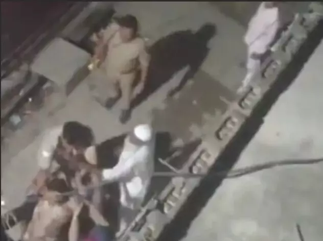 आधीरात के बाद भी खुली दुकान बंद कराने पर सिपाही पर हमला- उठाकर..