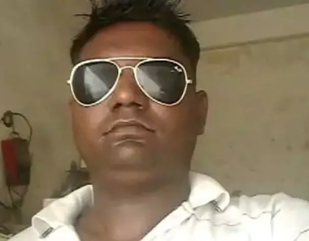 गैराज जाने की बात कहकर निकले संचालक की लाश फंदे पर लटकी मिली गैराज जाने की बात कहकर निकले संचालक की लाश फंदे पर लटकी मिली