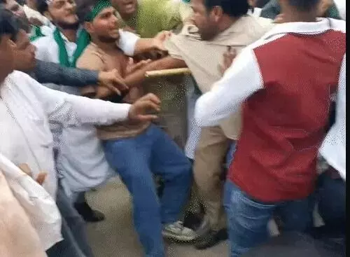 मोहर्रम के जुलूस में हंगामा- दो समुदाय में धक्का मुक्की- मौके पर.... मोहर्रम के जुलूस में हंगामा- दो समुदाय में धक्का मुक्की- मौके पर....