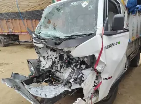 ढाबे के पास ट्रेलर से हुई भिड़ंत में पिकअप के परखच्चे उड़े- ड्राइवर... ढाबे के पास ट्रेलर से हुई भिड़ंत में पिकअप के परखच्चे उड़े- ड्राइवर...