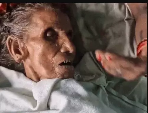गंगाजल छिड़कते ही जिंदा हुई 90 साल की दादी ने सभी को चौकाया गंगाजल छिड़कते ही जिंदा हुई 90 साल की दादी ने सभी को चौकाया