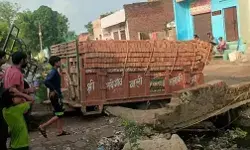 ट्रैक्टर ट्राली की मार से बेहाल पुलिया जमीन में समाई- आवागमन बाधित ट्रैक्टर ट्राली की मार से बेहाल पुलिया जमीन में समाई- आवागमन बाधित