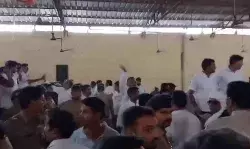 आश्रम को लेकर दो गुटों में हंगामा- परिसर में भारी भीड़- पुलिस तैनात आश्रम को लेकर दो गुटों में हंगामा- परिसर में भारी भीड़- पुलिस तैनात