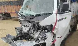 ढाबे के पास ट्रेलर से हुई भिड़ंत में पिकअप के परखच्चे उड़े- ड्राइवर... ढाबे के पास ट्रेलर से हुई भिड़ंत में पिकअप के परखच्चे उड़े- ड्राइवर...