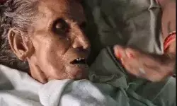 गंगाजल छिड़कते ही जिंदा हुई 90 साल की दादी ने सभी को चौकाया गंगाजल छिड़कते ही जिंदा हुई 90 साल की दादी ने सभी को चौकाया